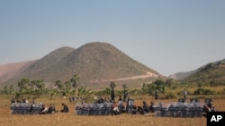 စစ်ကိုင်းတိုင်း ဆားလင်းကြီးမြို့နယ်ထဲက တရုတ် ဝမ်ပေါင်ကုမ္ပဏီလုပ်ကွက်ရှိရာမှာ လုံခြုံရေးတပ်ဖွဲ့တွေနဲ့ ဆန္ဒပြသူတွေရဲ့ယခင်မှတ်တမ်းဓာတ်ပုံ။ 