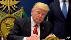El presidente de EE.UU., Donald Trump durante su primera visita oficial al Pentágono, acompañado del vicepresidente Mike Pence y el secretario de Defensa James Mattis.