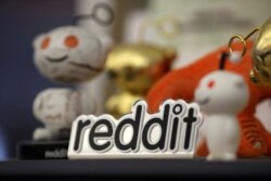 Las mascotas de Reddit se exhiben en la sede de la compañía en San Francisco, California, el 15 de abril de 2014. Las acciones de GameStop se dispararon la semana pasada, impulsadas por la compra de inversores animados en la red social Reddit.