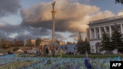 Вшанування загиблих українських військових на Майдані незалежності в Києва, 23 жовтня 2023 року. (Photo by Roman PILIPEY / AFP