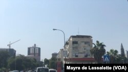 Bomba de gasolina numa avenida de Luanda, Angola