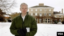 El australiano está en libertad bajo fianza residiendo en una casa en las afueras de Londres.
