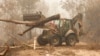 Funcionarios del Departamento de Defensa de Australia trabajan para combatir los incendios forestales en Bairnsdale el 6 de enero de 2020.