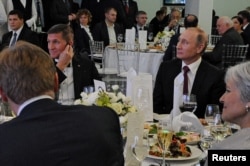 Michael Flynn y Vladimir Putin durante la cena de gala por el aniversario de la cadena de televisión rusa RT. Dec.10, 2015.