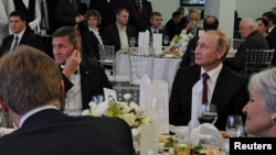Flynn (izquierda) sentado junto a Putin, el 10 de diciembre de 2015 en Moscú.