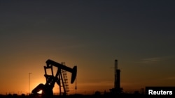 Archivo - Unidad de extracción petrolera en Midland, Texas.