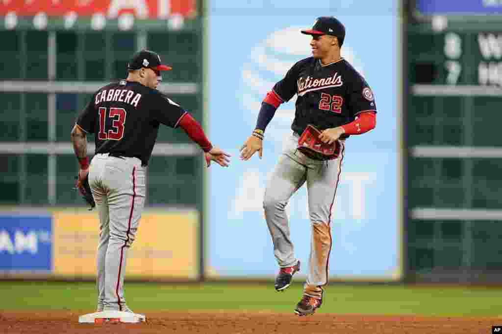 Los &#39;nats&#39; Juan Soto y Asdr&#250;bal Caberar celebran segunda victoria frente a los Astos de Houston en la Serie Mundial 2019, el 23 de octubre de 2019. AP.