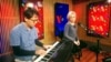 Irma June (kanan) dan musisi Ulung Tanoto di studio VOA, Washington DC (Foto: VOA)