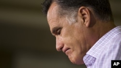 Romney hace una pausa durante un evento de campaña en Pensilvania, el 17 de julio de 2012.