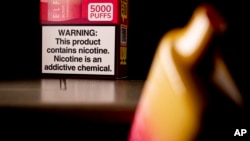 ARCHIVO – Se ve una advertencia de salud en el empaque de un dispositivo de vapeo desechable en Washington, el 26 de junio de 2023.