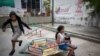 Niños juegan en un parque en un complejo residencial en Caracas, Venezuela, el 4 de noviembre de 2020.