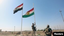 Un miembro de las fuerzas iraquíes derriba la bandera kurda en Kirkuk, Iraq, el 16 de octubre de 2017.