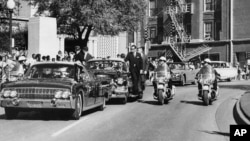 Presidente John F. Kennedy escoltado segundos anos do assassinato.