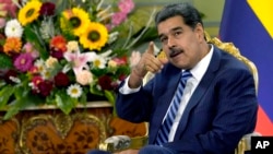 En fotografía de archivo, tomada el 16 de agosto de 2023, el presidente venezolano Nicolás Maduro hace un gesto mientras recibe al nuevo embajador de Colombia en Caracas, en el Palacio de Miraflores. El mandatario rechazó la postura de Estados Unidos sobre Guyana.
