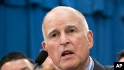 Gobernador Jerry Brown.