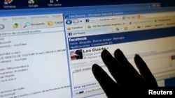 Según la acusación Facebook permitió que los niños usen las tarjetas de débito y de crédito de sus padres para comprar la moneda virtual Facebook Credits.
