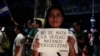 Un manifestante participa en una manifestación para conmemorar el Día Mundial de la Libertad de Prensa en Managua, Nicaragua, 3 de mayo de 2018.