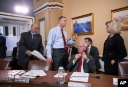 Miembros del Comité de Reglas de la Cámara de Representantes, a la izquierda, Rep. Alcee Hastings, D-Fla., Rep. Doug Collins, R-Ga., Rep. Bradley Byrne, R-Ala., Y Rep. Liz Cheney, R-Wyo. reunidos para aprobar algunas correcciones procesales en la versión final del proyecto de ley de impuestos republicanos. Diciembre 20, 2017.