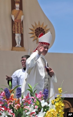 El obispo de Osornos, Chile, Juan Barros, sonríe al dejar el altar luego de la misa celebrada por el papa Francisco en Playa Lobito, Iquique. Enero 18 de 2018.
