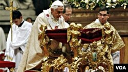 El portavoz del Vaticano dijo que Benedicto XVI no navega por la web, pero que utiliza a sus colaboradores para que busquen información en el internet.