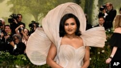 Mindy Kaling, en un vestido diseñado por el modisto indio Gaurav Gupta.