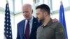 Presiden Joe Biden, kiri, berjalan bersama Presiden Ukraina Volodymyr Zelenskyy pada KTT G7 di Hiroshima, Jepang, Minggu, 21 Mei 2023. (Foto: AP)