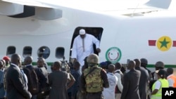 លោក​ប្រធានាធិបតី​ហ្គំប៊ី Adama Barrow ចុះ​ពេល​លើ​យន្តហោះ​ នៅ​ពេល​លោក​ទៅ​ដល់​ព្រលាន​យន្ត​ហោះ Banjul ក្នុង​ប្រទេស​ហ្គំប៊ី កាលពី​ថ្ងៃទី២៦ ខែមករា ឆ្នាំ២០១៧។