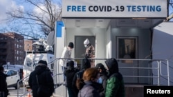 En Estados Unidos, ante el repunte de casos en días recientes, se han agotado las pruebas de detección caseras de COVID-19 y los centros de pruebas están saturados de usuarios. [Foto de archivo]