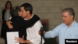 El presidente interino de Venezuela, Juan Guaidó y el secretario general de la OEA, Luis Almagro se abrazan junto al presidente de Colombia, Iván Duque en Cúcuta, Colombia, el 23 de febrero de 2019.