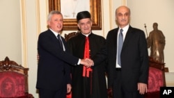 Sleiman Frangieh (kiri) dari Partai Marada, politisi Lebanon yang dekat dengan Presiden Suriah Bashar al-Assad. 
