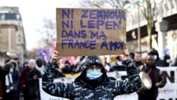 Демонстрант у Парижі з написом «Ні Земмуру ні Ле Пен у моїй Франції»