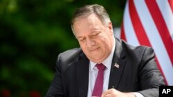El secretario de Estado de EE. UU., Mike Pompeo, firma un acuerdo sobre tecnología de Internet de quinta generación con la ministra de Relaciones Exteriores de Eslovenia, Anze Logar, en Bled, Eslovenia, el jueves.