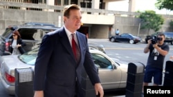 Paul Manafort, exjefe de campaña de Donald Trump, llega a la corte federal en Alexandria, Virginia, para una audiencia en su juicio por fraude fiscal y bancario. Foto de archivo.