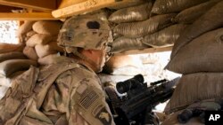Más de 300 miembros de las Fuerzas Especiales de Estados Unidos trabajan reclutando, entrenando y asesorando a las fuerzas kurdas y árabes.