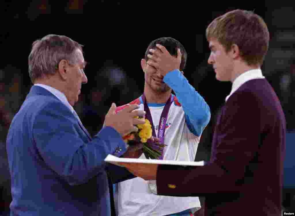 Qızıl medal xəyalları məhv olan digər güləşçi RÖVŞƏN BAYRAMOV - 2008-ci il Olimpiya Oyunlarının gümüş mükafatçısı Londonda da gümüş medal qazanmağı özü üçün uğursuzluq hesab edir.
