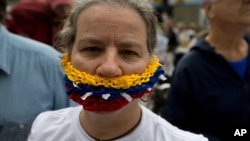 Periodistas y activistas de derechos humanos en Venezuela protestaron en el Día de la Libertad de Prensa, el martes 3 de mayo, por ataques contra reporteros y las limitaciones a la venta de papel importado para los diarios.
