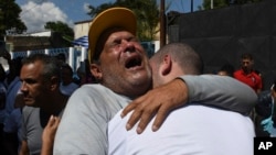 ARCHIVO - César Salmerón, a la izquierda, abraza a su hijo Antony Salmerón, después de su excarcelación de la prisión de Tocuyito, en el estado Carabobo, el 16 de noviembre de 2024. Según fiscalía, se han excarcelado a 533 detenidos tras las elecciones.