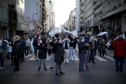 También ha habido protestas en Buenos Aires, como la de la foto el 9 de julio, por la forma en que el gobierno ha manejado la pandemia.