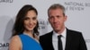 La actriz Gal Gadot llega con su esposo, Yaron Varsano, para asistir a la gala de premios de la Junta Nacional de Revisión en Nueva York, Estados Unidos, el 9 de enero de 2018.