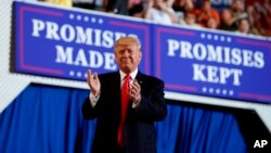 Durante el día 100 de su presidencia, el Presidente Donald Trump llega a hablar en el Pensilvania Farm Show Complex y el Expo Center en Harrisburg, Pensilvania, el sábado 29 de abril de 2017.