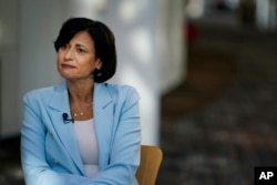 La Dra. Rochelle Walensky, directora de los Centros para el Control y la Prevención de Enfermedades de EE. UU., habla durante una entrevista con The Associated Press en Atlanta, el 8 de diciembre de 2021.