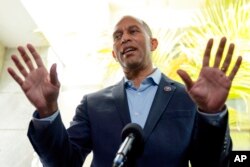 El representante Hakeem Jeffries, demócrata por Nueva York, habla con los reporteros después de una reunión del caucus demócrata en Capitol Hill, el 1 de octubre de 2021.
