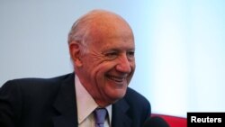 El tercer candidato presidencial en Argentina, Roberto Lavagna, fue ministro de Economía en 2001.