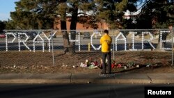 La escuela sigue cerrada, pero los estudiantes se reúnen para orar por Claire.