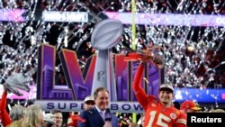 Pemain Kansas City Chiefs Patrick Mahomes mengangkat trofi Vince Lombardi setelah timnya berhasil memenangkan Super Bowl LVIII dalam pertandingan melawan San Francisco 49ers di Stadion Allegiant, Las Vegas, Nevada, pada 11 Februari 2024. (Foto: Reuters/Brian Snyder) 