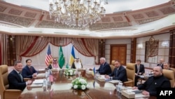 Funcionarios de EEUU y Ucrania, encabezados, respectivamente, por el Secretario de Estado Marco Rubio y el Ministro de Relaciones Exteriores, Andrii Sybiha, mantienen conversaciones organizadas por funcionarios saudíes, en Yeddah, Arabia Saudita, el 11 de marzo de 2025.