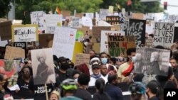 Manifestantes participan en marcha por Juneteenth en Seattle, el 19 de junio de 2020.