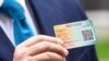 Прем’єр-міністр Угорщини Віктор Орбан демонструє угорський сертифікат імунізації проти COVID-19 під час візиту в Лондоні 28 травня 2021 р.