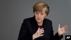 La canciller alemana Angela Merkel habla ante el Bundestag alemán sobre las sanciones por la anexión de Crimea.