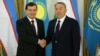 O'zbekiston Prezienti Shavkat Mirziyoyev (chapda) Qozog'iston rahbari Nursulton Nazarboyev bilan, Ostona, 23-mart, 2017-yil.